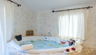 Curtains for Spas: Fabric Guide & Buying Tips