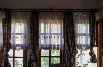 Curtains for Bay Windows: Ultimate Guide to Fabrics & Installation